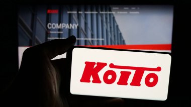 Stuttgart, Almanya - 04-25-2025: Japon şirketi Koito Manufacturing Co. Ltd. logosu olan cep telefonu web sayfası önünde ekranda. Telefon ekranına odaklan.