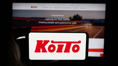 Stuttgart, Almanya - 04-25-2025: Japon şirketi Koito Manufacturing Co. Ltd. 'nin logosu olan cep telefonu web sayfasının önünde ekranda. Telefon ekranına odaklan.