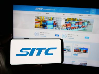 Stuttgart, Almanya - 04-25-2025: SITC International Holding Co. Ltd. şirketinin logosuna sahip kişi web sitesinin önünde ekranda. Telefon ekranına odaklan.