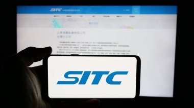 Stuttgart, Almanya - 04-25-2025: SITC International Holding Co. Ltd. şirketinin logosuna sahip kişi web sayfasının önünde ekranda. Telefon ekranına odaklan.