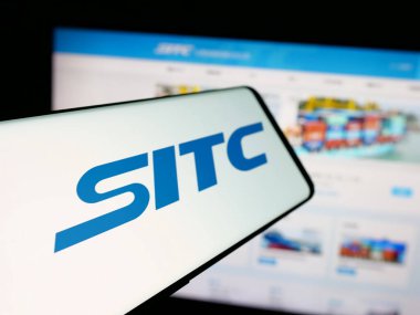 Stuttgart, Almanya - 04-25-2025: SITC International Holding Co. Ltd. şirketinin logosuna sahip akıllı telefon web sitesinin önünde ekranda. Telefon ekranının merkez soluna odaklan.