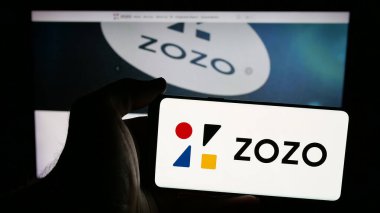 Stuttgart, Almanya - 04-25-2025: Japon e-ticaret şirketi ZOZO 'nun logosunun bulunduğu cep telefonu web sayfası önünde ekranda. Telefon ekranına odaklan.