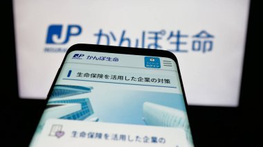 Stuttgart, Almanya - 04-25-2025: Japonya Posta Sigorta Şirketi Ltd. 'nin internet sayfalı cep telefonu logonun önünde ekranda. Telefon ekranının sol üst kısmına odaklan.