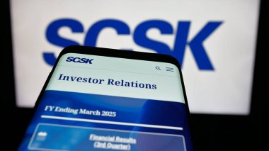 Stuttgart, Almanya - 04-25-2025: Japon bilişim şirketi SCSK Corporation 'ın web sayfalı cep telefonu logonun önünde ekranda. Telefon ekranının sol üst kısmına odaklan.