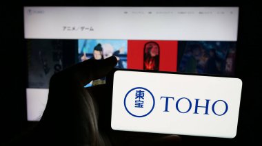 Stuttgart, Almanya - 04-25-2025: Japon eğlence şirketi Toho Co. Ltd. 'nun logosunun bulunduğu cep telefonu web sayfasının önünde ekranda. Telefon ekranına odaklan.