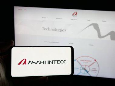 Stuttgart, Almanya - 04-25-2025: Japon şirketi ASAHI INTECC Co. Ltd. nin logosuna sahip kişi web sitesinin önünde ekranda. Telefon ekranına odaklan.