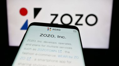 Stuttgart, Almanya - 04-25-2025: Japon e-ticaret şirketi ZOZO Inc. 'nin web sayfalı cep telefonu logonun önünde ekranda. Telefon ekranının sol üst kısmına odaklan.