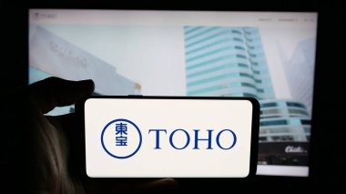 Stuttgart, Almanya - 04-25-2025: Japon eğlence şirketi Toho Co. Ltd. 'nun logosunun bulunduğu cep telefonu web sayfasının önünde ekranda. Telefon ekranına odaklan.