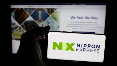 Stuttgart, Almanya - 04-26-2025: Lojistik şirketi Nippon Express Co. Ltd. 'nin logosuna sahip cep telefonu web sayfası önünde ekranda. Telefon ekranına odaklan.