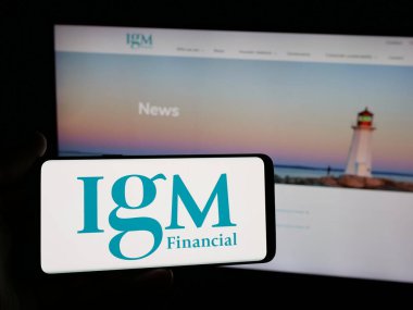 Stuttgart, Almanya - 04-26-2025: Kanadalı finans şirketi IGM Financial Inc. 'in logosuna sahip kişi web sitesinin önünde ekranda. Telefon ekranına odaklan.