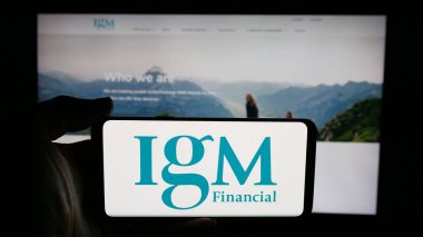Stuttgart, Almanya - 04-26-2025: Kanadalı finans şirketi IGM Financial Inc. 'in logosunun bulunduğu cep telefonu web sayfasının önünde ekranda. Telefon ekranına odaklan.