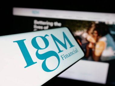 Stuttgart, Almanya - 04-26-2025: Kanadalı finans şirketi IGM Financial Inc. 'in logosuna sahip akıllı telefon web sitesinin önünde ekranda. Telefon ekranının soluna odaklan.