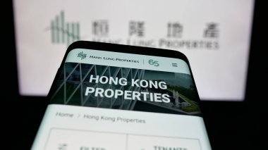 Stuttgart, Almanya - 04-26-2025: Çinli şirket Hang Lung Properties Limited 'in web sayfalı cep telefonu logonun önünde ekranda. Telefon ekranının sol üst kısmına odaklan.