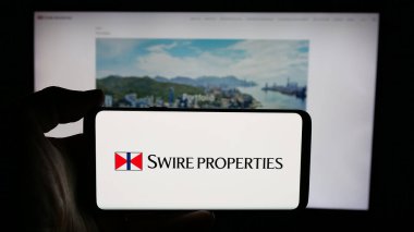 Stuttgart, Almanya - 04-26-2025: Emlak şirketi Swire Properties Limited 'in logosunun bulunduğu cep telefonu web sayfası önünde ekranda. Telefon ekranına odaklan.