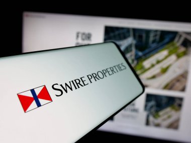 Stuttgart, Almanya - 04-26-2025: Emlak şirketi Swire Properties Limited 'in logosuna sahip akıllı telefon web sitesinin önünde ekranda. Telefon ekranının merkez soluna odaklan.