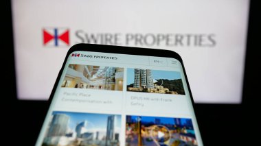Stuttgart, Almanya - 04-26-2025: Emlak şirketi Swire Properties Limited 'in web sayfalı cep telefonu logonun önünde ekranda. Telefon ekranının sol üst kısmına odaklan.