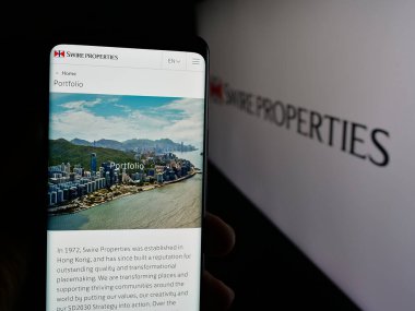 Stuttgart, Almanya - 04-26-2025: Emlak şirketi Swire Properties Limited 'in web sitesi ile akıllı telefon sahibi kişi logo önünde ekranda görülüyor. Telefon ekranının merkezine odaklan.