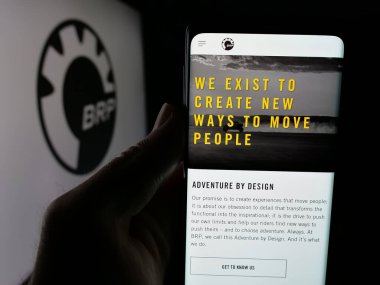 Stuttgart, Almanya - 04-26-2025: Kanadalı otomotiv şirketi BRP Inc. 'in web sitesi olan kişi logonun önünde ekranda. Telefon ekranının merkezine odaklan.