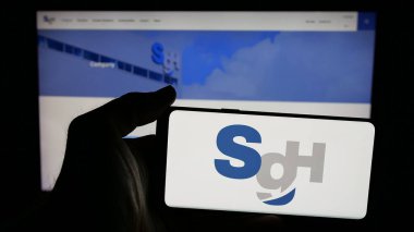 Stuttgart, Almanya - 04-26-2025: Lojistik şirketi SG Holding Co. Ltd. logosu olan cep telefonu web sayfası önünde ekranda. Telefon ekranına odaklan.