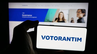 Stuttgart, Almanya - 04-26-2025: Brezilyalı yatırım şirketi Votorantim S.A. 'nın logosunun bulunduğu cep telefonu web sayfası önünde ekranda. Telefon ekranına odaklan.