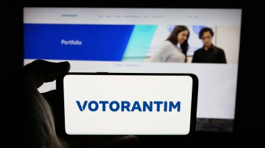Stuttgart, Almanya - 04-26-2025: Brezilyalı yatırım şirketi Votorantim S.A. 'nın logosunun bulunduğu cep telefonu web sayfası önünde ekranda. Telefon ekranına odaklan.
