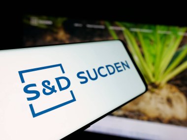 Stuttgart, Almanya - 04-26-2025: Web sitesinin önünde Fransız şirketi Sucres et Denrees 'in (Sucden) logosuna sahip akıllı telefon. Telefon ekranının soluna odaklan.