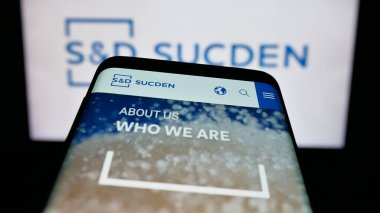 Stuttgart, Almanya - 04-26-2025: Fransız şirketi Sucres et Denrees 'in (Sucden) web sayfası ile birlikte logo önünde cep telefonu. Telefon ekranının sol üst kısmına odaklan.