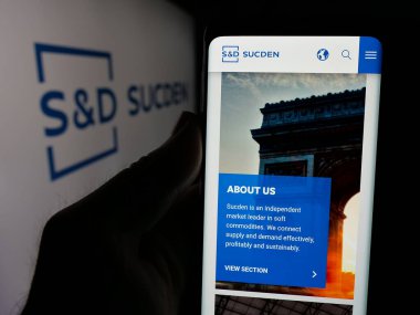 Stuttgart, Almanya - 04-26-2025: Fransız şirketi Sucres et Denrees 'in (Sucden) internet sayfası olan cep telefonu logonun önünde ekranda. Telefon ekranının merkezine odaklan.