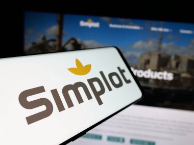 Stuttgart, Almanya - 04-26-2025: ABD tarım şirketi J. R. Simplot Company 'nin logosuna sahip akıllı telefon web sitesinin önünde ekranda. Telefon ekranının merkez soluna odaklan.