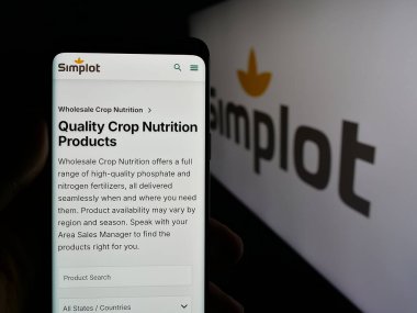 Stuttgart, Almanya - 04-26-2025: ABD 'li tarım şirketi J. R. Simplot Company' nin web sitesi olan kişi logonun önünde ekranda. Telefon ekranının merkezine odaklan.