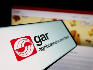 Stuttgart, Almanya - 04-26-2025: Web sitesi önünde üzerinde palmiye yağı şirketi Golden Agri-Resources (GAR) logosu bulunan akıllı telefon. Telefon ekranının merkez soluna odaklan.