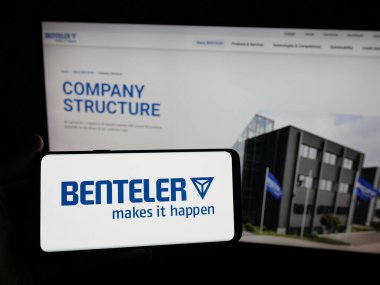 Stuttgart, Almanya - 04-26-2025: Otomotiv şirketi Benteler International AG 'nin logosuna sahip kişi web sitesinin önünde ekranda. Telefon ekranına odaklan.