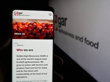Stuttgart, Almanya - 04-26-2025: Palmiye yağı şirketi Golden Agri-Resources 'un (GAR) web sitesine sahip kişi logonun önünde ekranda. Telefon ekranının merkezine odaklan.