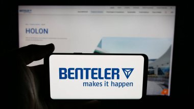 Stuttgart, Almanya - 04-26-2025: Otomotiv şirketi Benteler International AG 'nin logosunun bulunduğu cep telefonu web sayfası önünde ekranda. Telefon ekranına odaklan.