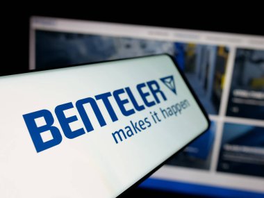 Stuttgart, Almanya - 04-26-2025: Otomotiv şirketi Benteler International AG 'nin logolu akıllı telefon web sitesinin önünde ekranda. Telefon ekranının soluna odaklan.
