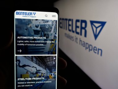 Stuttgart, Almanya - 04-26-2025: Otomotiv şirketi Benteler International AG 'nin web sayfası olan cep telefonu logosu önünde ekranda. Telefon ekranının merkezine odaklan.