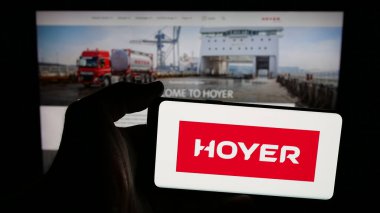 Stuttgart, Almanya - 04-26-2025: Lojistik şirketi Wilhelm Hoyer B.V. Co. KG 'nin logosunun bulunduğu cep telefonu web sayfası önünde duruyor. Telefon ekranına odaklan.