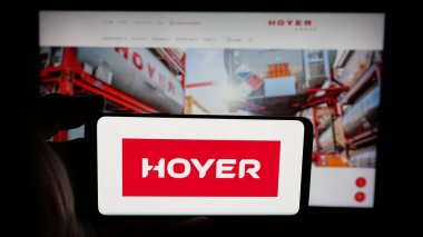Stuttgart, Almanya - 04-26-2025: Lojistik şirketi Wilhelm Hoyer B.V. Co. KG 'nin logosunun bulunduğu cep telefonu web sayfası önünde. Telefon ekranına odaklan.