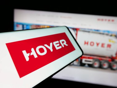 Stuttgart, Almanya - 04-26-2025: Lojistik şirketi Wilhelm Hoyer B.V. 'nin logosuna sahip akıllı telefon web sitesi önünde ekrana yansıdı. Telefon ekranının merkez soluna odaklan.