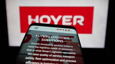 Stuttgart, Almanya - 04-26-2025: Lojistik şirketi Wilhelm Hoyer B.V. Co. KG 'nin web sayfası logo önünde ekranda. Telefon ekranının sol üst kısmına odaklan.