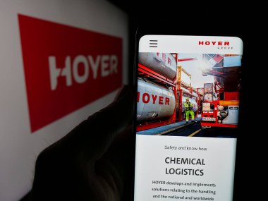Stuttgart, Almanya - 04-26-2025: Lojistik şirketi Wilhelm Hoyer B.V. Co. KG 'nin web sitesi olan kişi logo önünde ekranda. Telefon ekranının merkezine odaklan.