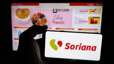 Stuttgart, Almanya - 04-26-2025: Şirket organizasyonu Soriana S.A.B. logosu olan cep telefonu sahibi kişi de C.V. web sayfasının önünde ekranda. Telefon ekranına odaklan.