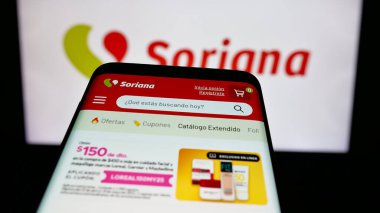 Stuttgart, Almanya - 04-26-2025: Organizacion Soriana S.A.B. De CV ekranda logonun önünde. Telefon ekranının sol üst kısmına odaklan.