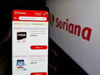 Stuttgart, Almanya - 04-26-2025: Organizacion Soriana S.A.B. web sitesi ile akıllı telefon tutan kişi De CV ekranda logonun önünde. Telefon ekranının merkezine odaklan.