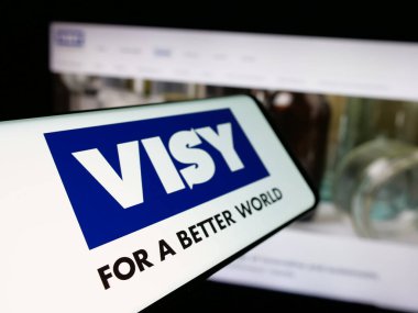 Stuttgart, Almanya - 04-26-2025: İnternet sitesi önünde ambalaj şirketi Visy Industries 'in logosuna sahip akıllı telefon. Telefon ekranının soluna odaklan.