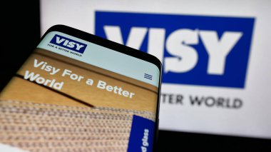 Stuttgart, Almanya - 04-26-2025: Cep telefonu ambalaj şirketi Visy Industries 'in web sayfası logo önünde ekranda. Telefon ekranının sol üst kısmına odaklan.