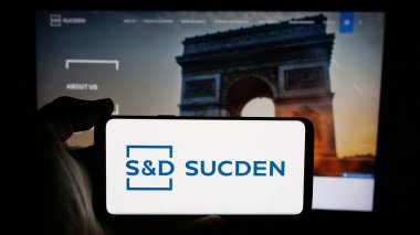 Stuttgart, Almanya - 04-26-2025: Fransız şirketi Sucres et Denrees 'in logosunun bulunduğu cep telefonu web sayfası önünde ekranda. Telefon ekranına odaklan.