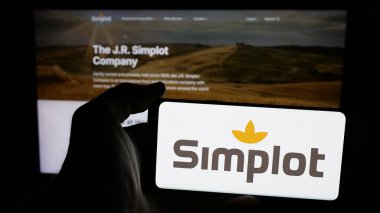 Stuttgart, Almanya - 04-26-2025: ABD tarım şirketi J. R. Simplot Company 'nin logosunun bulunduğu cep telefonu web sayfası önünde ekranda. Telefon ekranına odaklan.