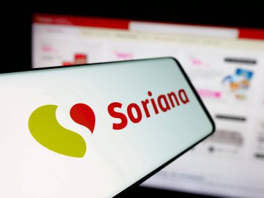 Stuttgart, Almanya - 04-26-2025: Organizacion Soriana S.A.B. de C.V. web sitesinin önünde ekranda. Telefon ekranının merkez soluna odaklan.