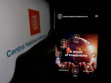 Stuttgart, Almanya - 04-28-2025: Merkez Ulusal-Gottesman Inc. (CNG) şirketinin web sitesi olan kişi logonun önünde ekranda. Telefon ekranının merkezine odaklan.